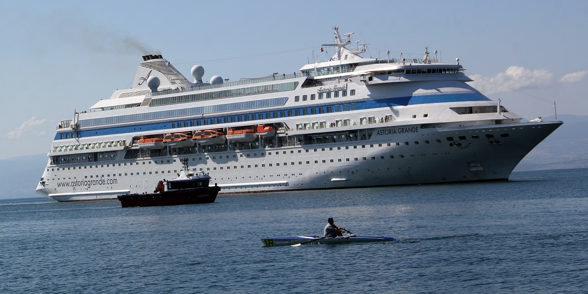 "Astoria Grande" 899 yolcusuyla Sinop Limanı'na demirledi