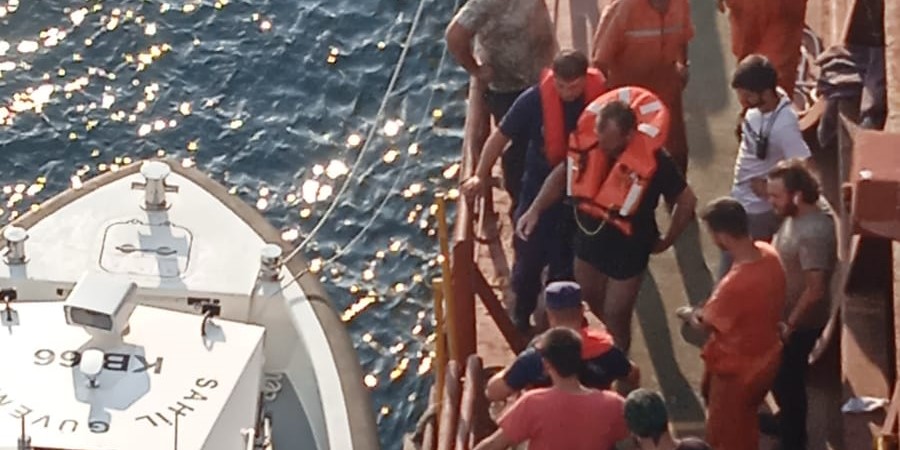 Denize düşen 2. Kaptanı Türk gemisi kurtardı - Video Haber