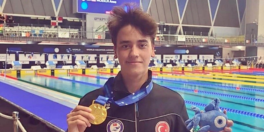 Milli yüzücümüz şampiyona rekoru kırdı