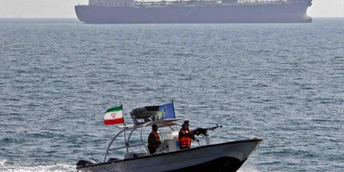 İran, Basra Körfezi'nde kaçak akaryakıt taşıdığı gerekçesiyle 2 yabancı gemiye el koydu