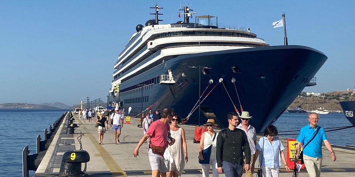 Lüks yolcu gemisi "Evrima" 277 turistle geldi