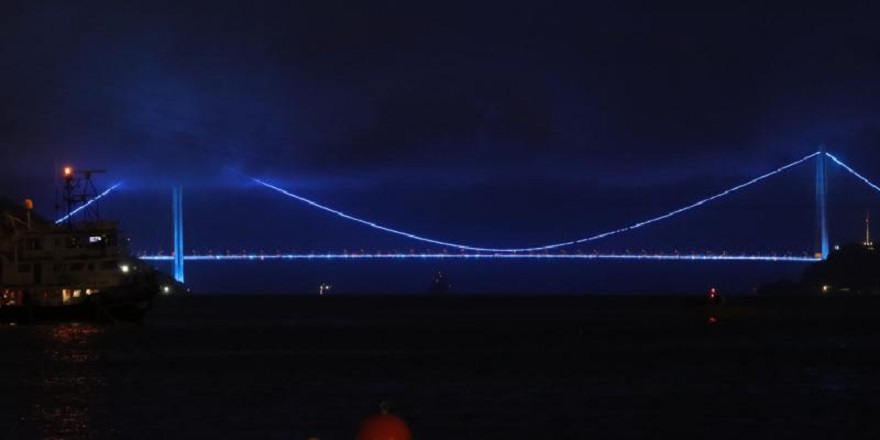 İstanbul'daki köprüler Dünya Denizcilik Günü için ışıklandırıldı