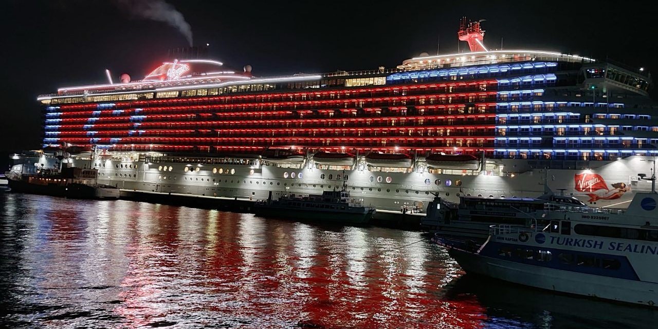 "Resilient Lady" gemisi Türk bayrağı şeklinde ışıklandırıldı