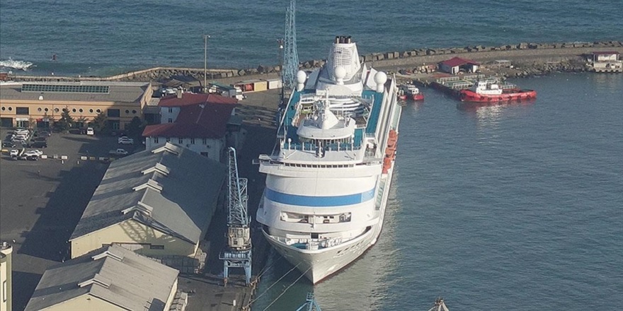 "Astoria Grande" kruvaziyeri 502 yolcusuyla Trabzon Limanı'na geldi