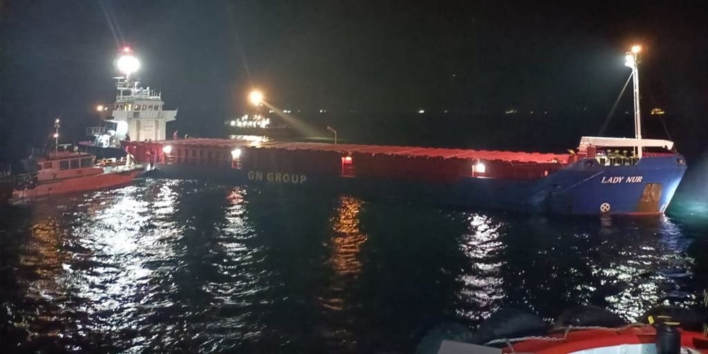 Makine arızası yapan kargo gemisi kurtarıldı