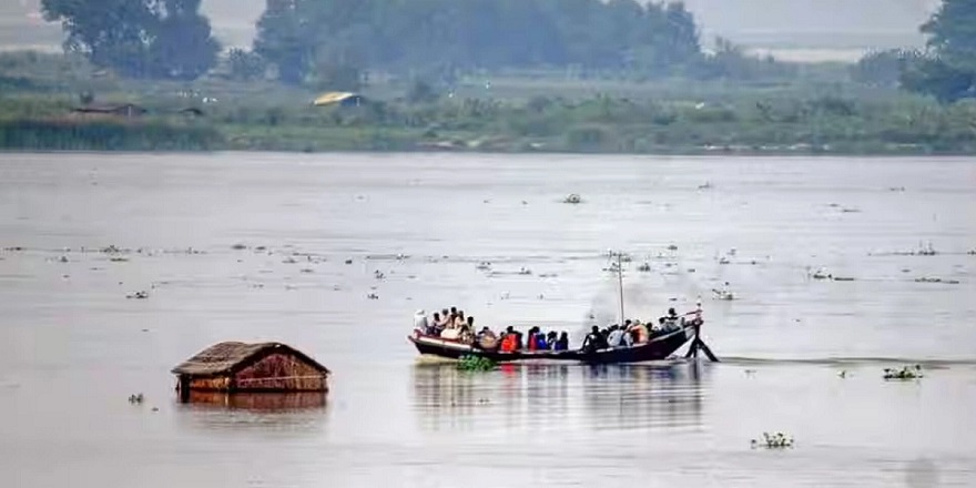 Hindistan'da tekne kazası 2 ölü 7 kayıp