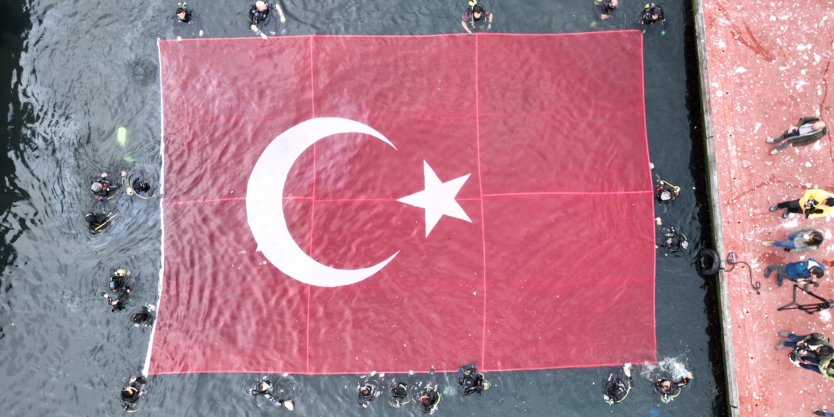 Engelli öğrenciler, Türk bayrağını deniz üstünde açtı