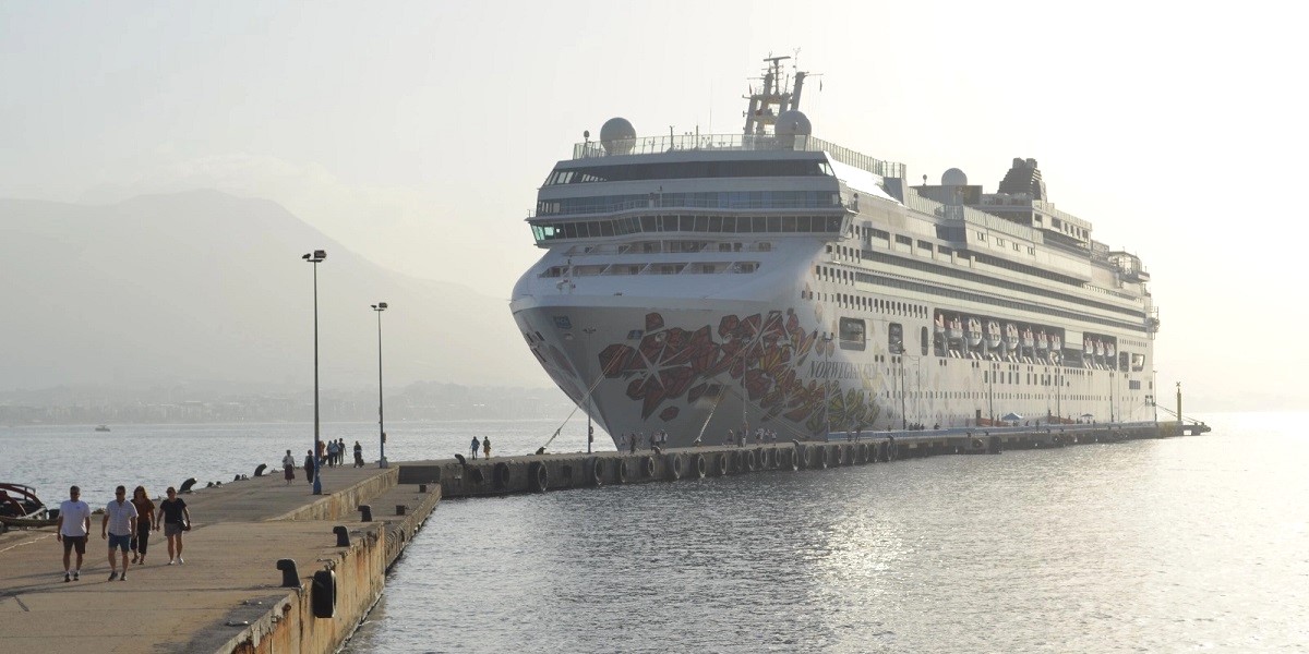 "Norwegian Gem" Alanya Limanı'na demirledi