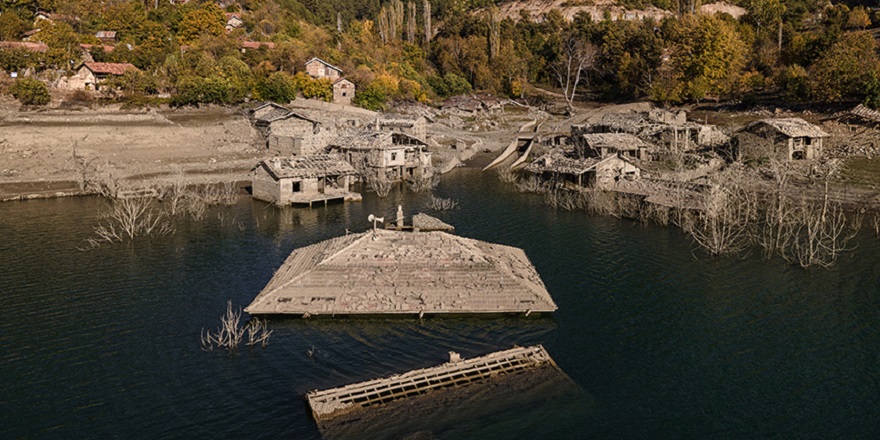 Baraj sularının çekilmesiyle gün yüzüne çıkan taş evler ilgi çekiyor