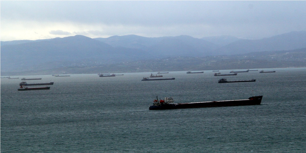 Yük gemileri Sinop'ta fırtına nedeniyle doğal limana sığındı