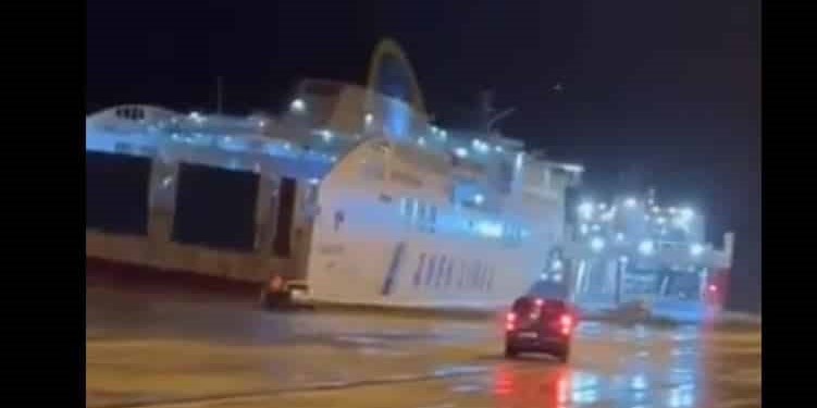 Yunanistan'da yolcu gemisi ile tanker çatıştı
