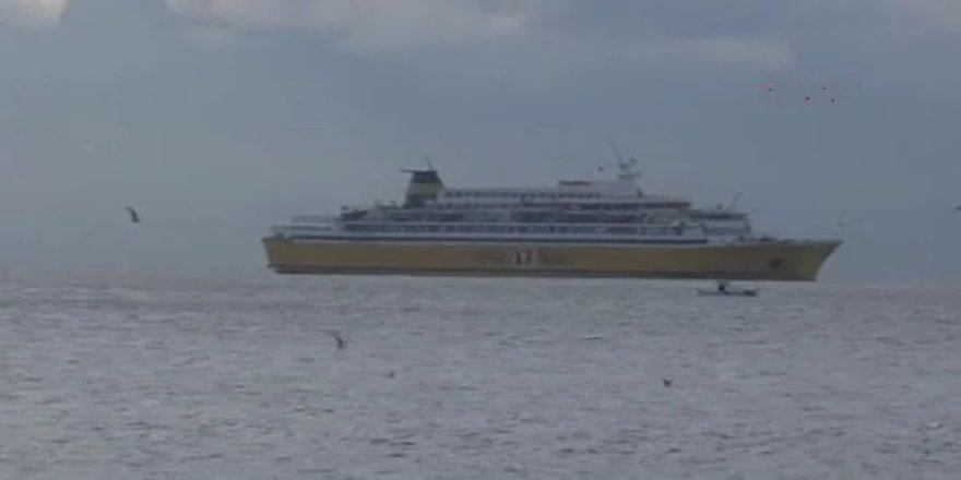 Kadıköy açıklarında makine arızası yapan yolcu gemisi kurtarıldı
