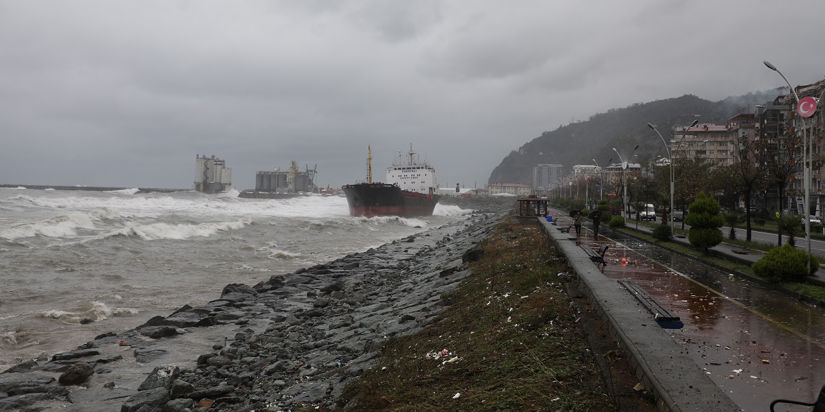 Karaya oturan gemiye müdahale için dalgaların etkisini yitirmesi bekleniyor