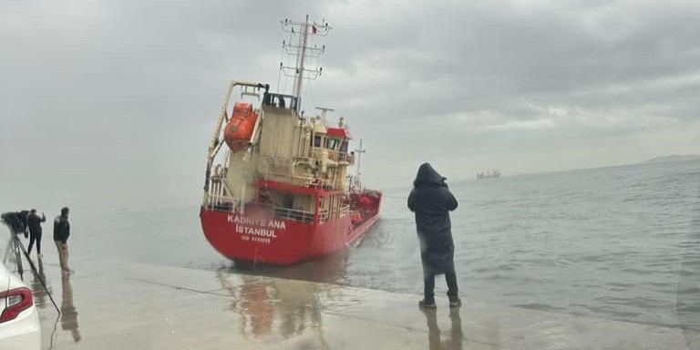 Zeytinburnu sahilinde karaya oturan gemi kurtarıldı