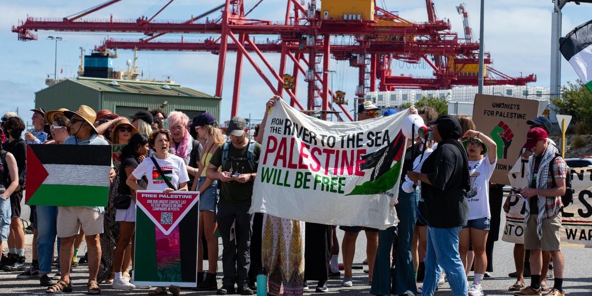 Avustralya'da yüzlerce kişi İsrail menşeli gemicilik firmasını protesto etti