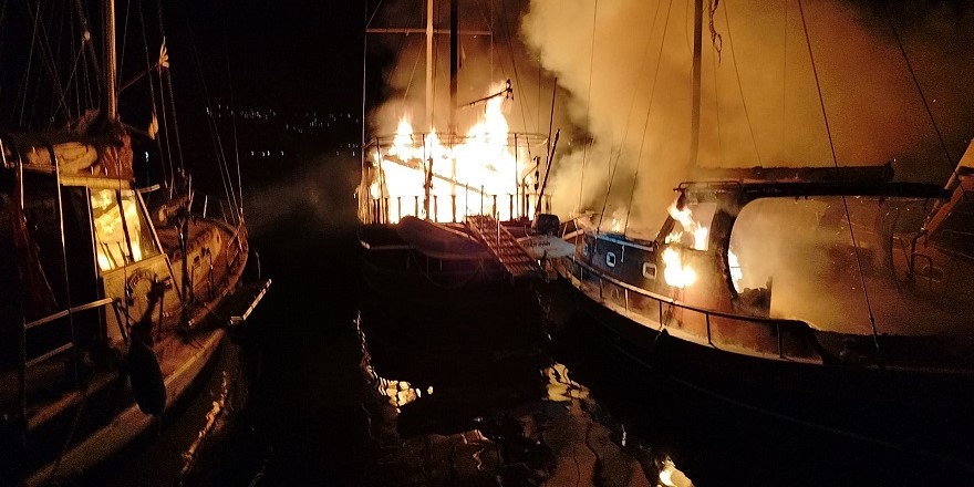 Çıkan yangında 4 teknede hasar oluştu