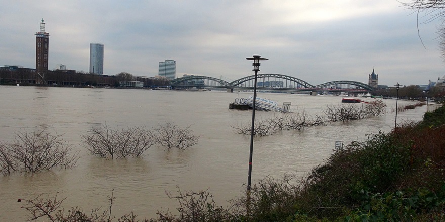 Ren Nehri'nin su seviyesi nedeniyle nakliye faaliyetleri durduruldu