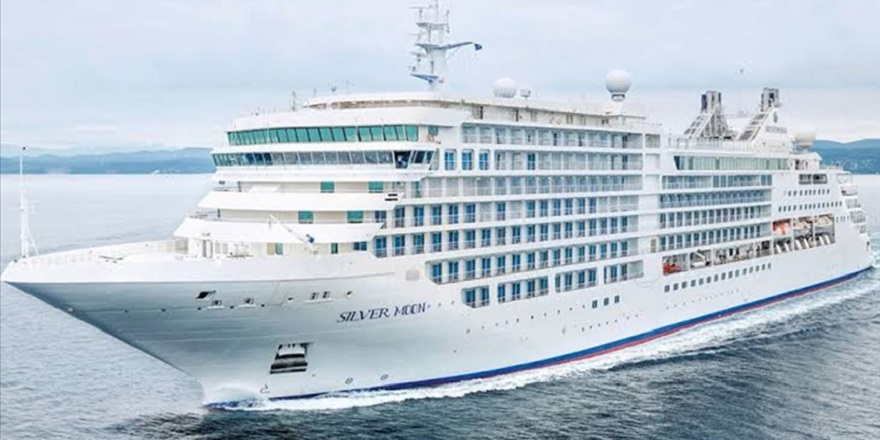 Antalya, "yüzen oteller"le gelen 59 binden fazla yolcuyu ağırladı