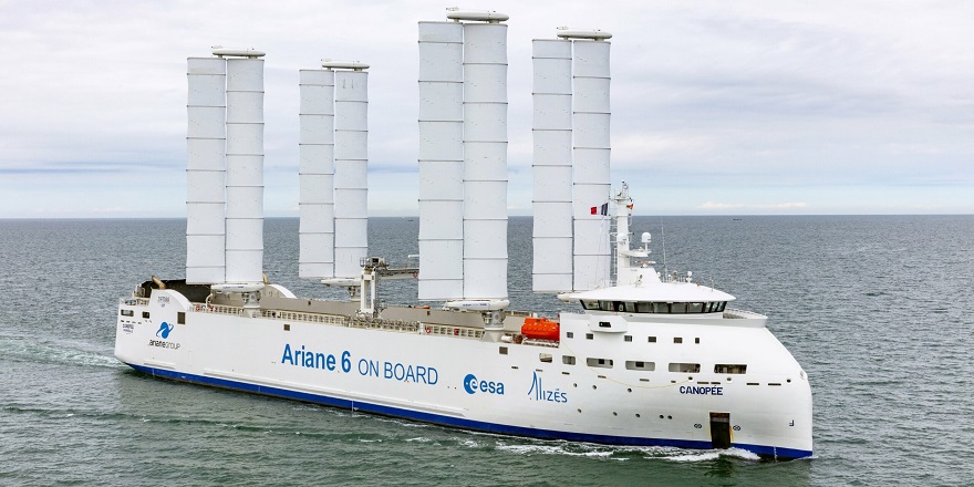 Rüzgar gücüyle çalışan kargo gemisi Avrupa'nın en büyük roketini taşıyor