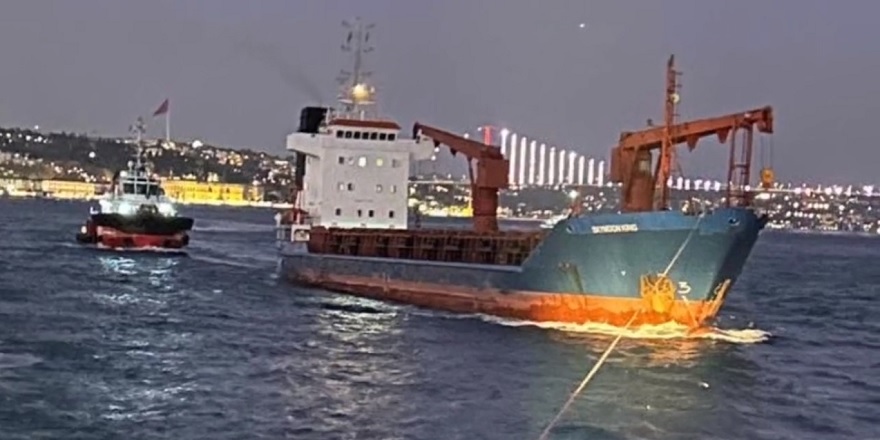 İstanbul Boğazı'nda arızalanan kargo gemisi kurtarıldı