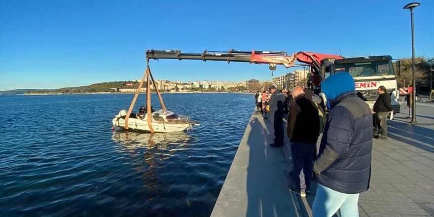 Çanakkale'de yat limanında batan tekne denizden çıkarıldı