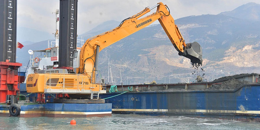 İskenderun'da balıkçı barınağı yardım gemileri için derinleştiriliyor