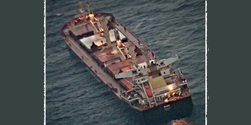 Kaçırılan gemi 2 haftadır Somali açıklarında bekletiliyor