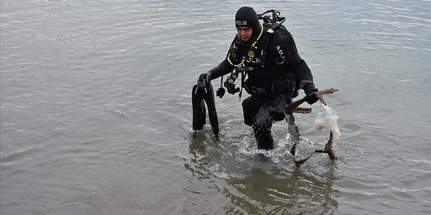 Dalgıç polisler Karadeniz'de gönüllü dip temizliği yapıyor