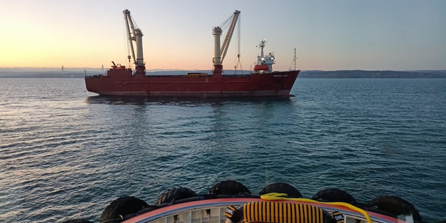İstanbul Boğazı girişinde arızalanan kuru yük gemisi kurtarıldı