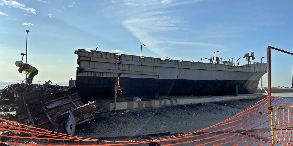 Mersin sahilinde sergilenen tarihi gemi çürüme nedeniyle kaldırılıyor