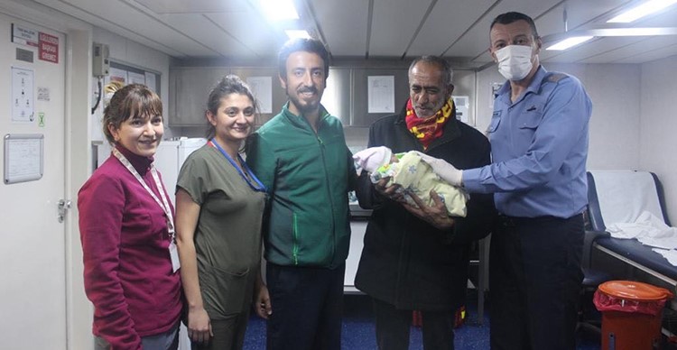 Yüzer hastane TCG Bayraktar gemisinde ikinci doğum