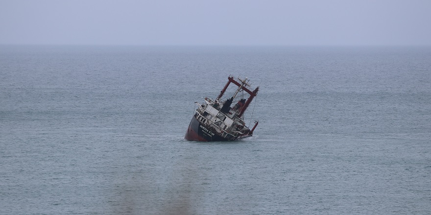 Yan yatarak Kastamonu'ya kadar sürüklenen gemi limana yaklaştırıldı