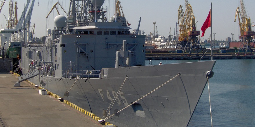 Türk Deniz Kuvvetlerine ait TCG Gediz fırkateyni Pire Limanın'da