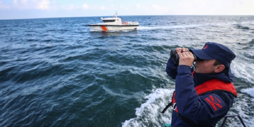 Marmara Denizi'nde motorunda yangın çıkan teknedeki 2 kişi kurtarıldı