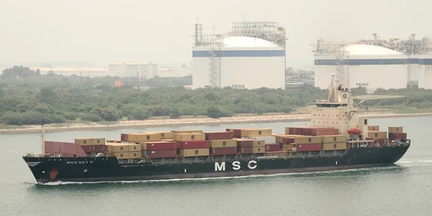 Yemen'in Güneydoğusunda MSC Gemisi Husi Füzesiyle Hedef Alındı
