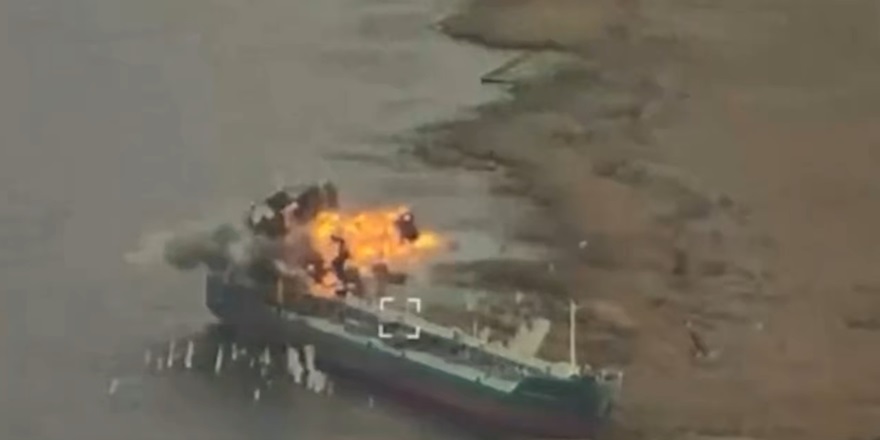 Ukrayna, Karadeniz'de Dnipro Halici'ndeki Rus Gemisini Vurdu (İzle)