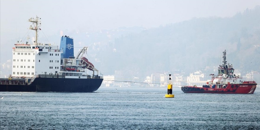 İstanbul Boğazı'nda karaya oturan yük gemisi kurtarıldı