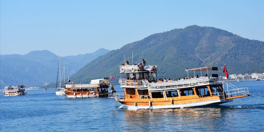 Antalya'daki turistik tekneler yaz sezonu için gün sayıyor