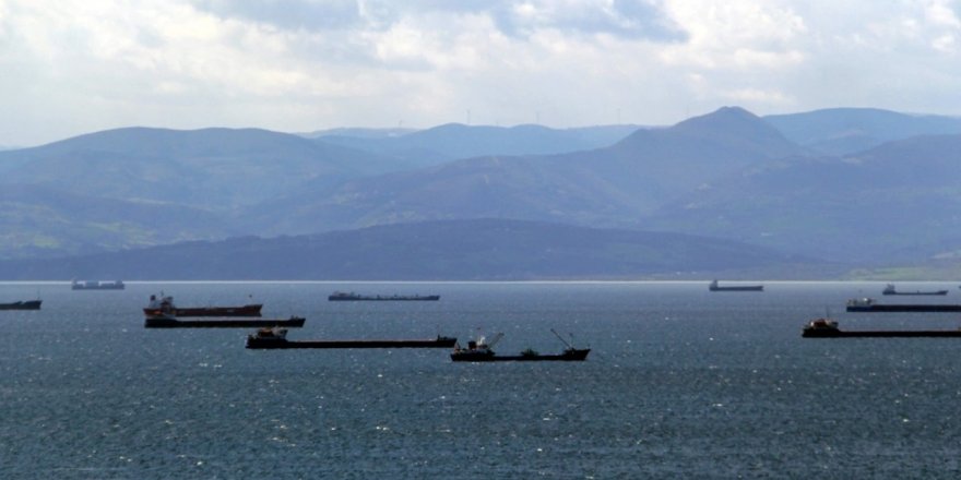 Fırtına uyarısı sonrası yük gemileri Sinop'un doğal limanına sığındı