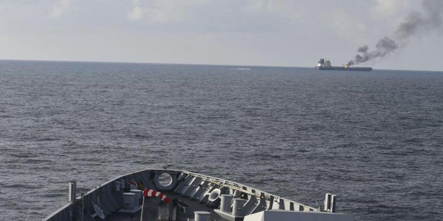 Husiler, ABD'ye ait 2 savaş gemisiyle 3 gemiyi vurduklarını açıkladı