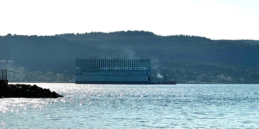 İnşa halindeki kruvaziyer Çanakkale Boğazı'ndan geçti