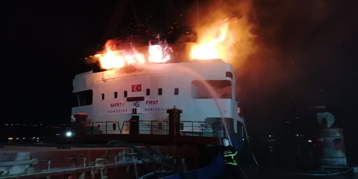 Gemide çıkan yangında 1 mürettebat dumandan etkilendi