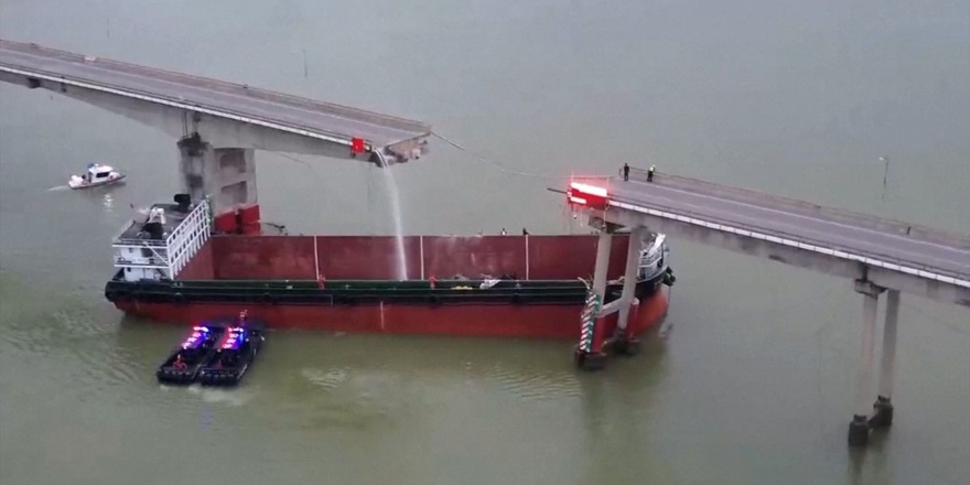Çin’de kargo gemisi köprüye çarptı: 4 mürettebat kayıp