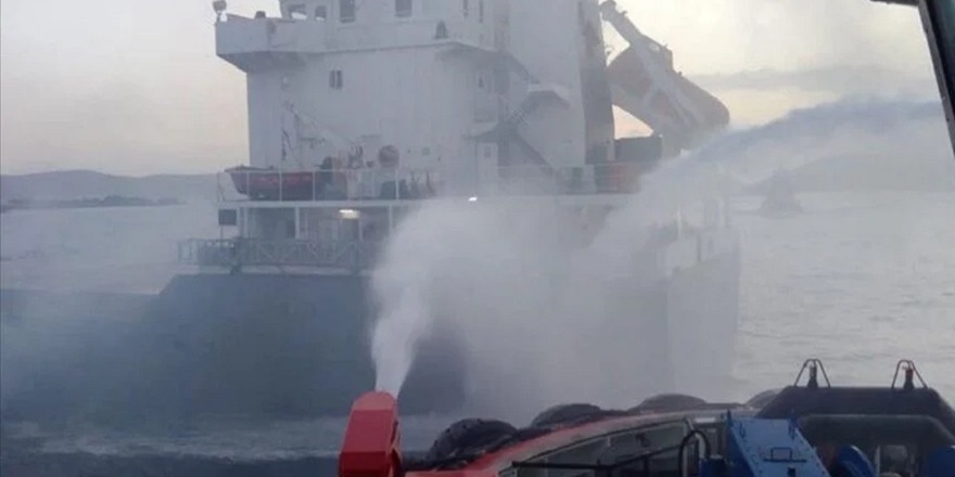 Çanakkale Boğazı'ndan geçiş yapan gemide yangın çıktı