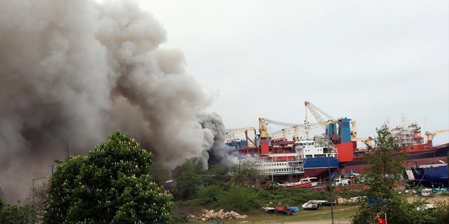 Ünye Limanı'nda bakımdaki bir gemi yandı