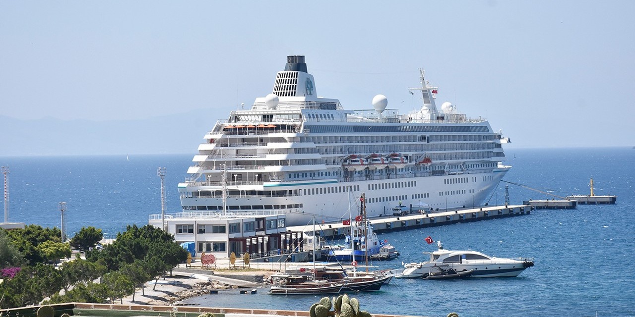 "Crystal Symphony" ilk seferinde Bodrum'a 275 yolcu getirdi