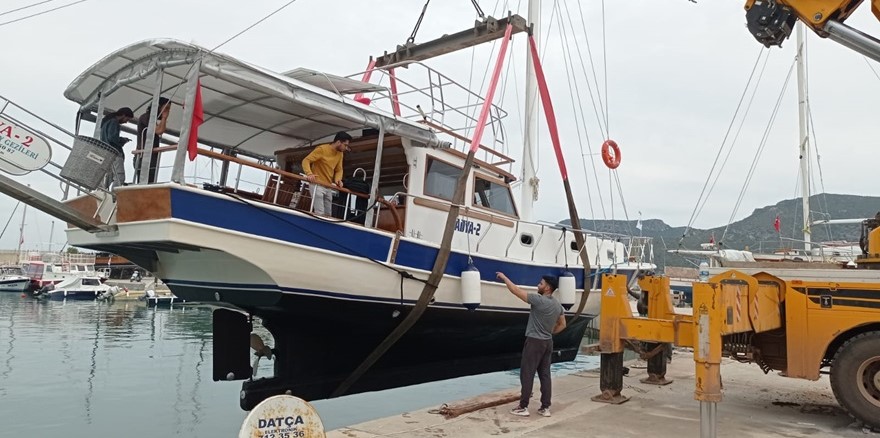 Datça ilçesinde bakımları yapılan tekneler denize indiriliyor