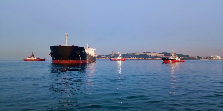 İstanbul Boğazı'nda karaya oturan yük gemisini kurtarma çalışmaları sürüyor