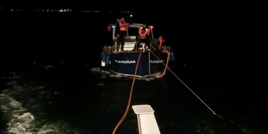 Çanakkale Boğazı'nda arızalanan tekne marinaya yanaştırıldı