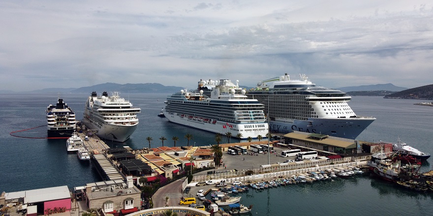 Kuşadası'na 2 günde kruvaziyerlerle 13 bin 540 turist geldi